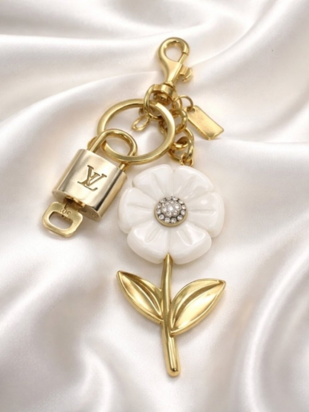 LV Authentic Gold Padlock 🔒 Key Set w/ Unbranded Flower Keychain Charm